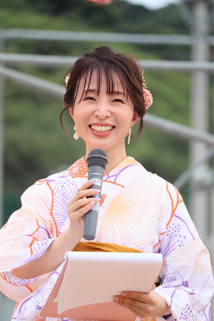 夏祭り 浴衣司会 笑顔